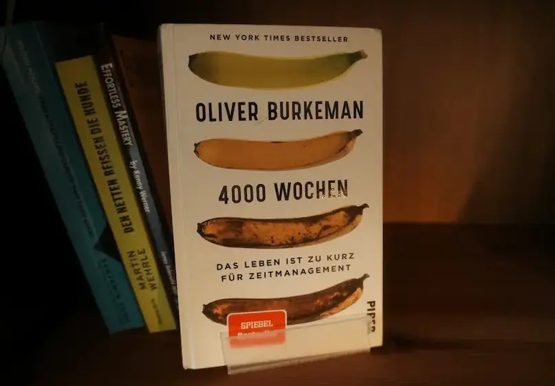 Bild des Buches 4000 Wochen von Oliver Burkeman (weißes Cover mit gelben Bananen)