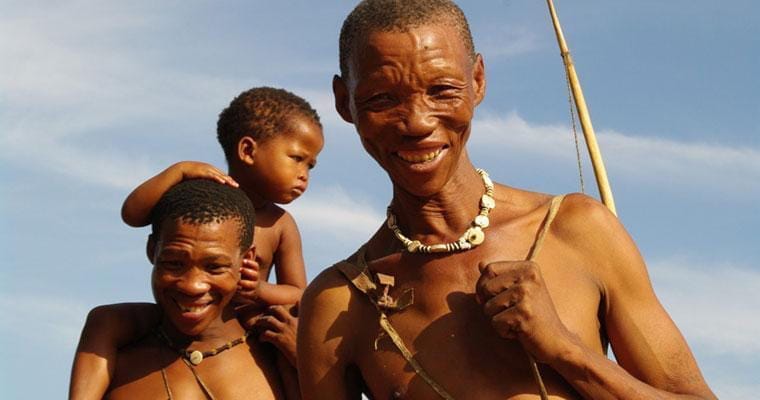 3 Mitglieder eines indigenen Volkes