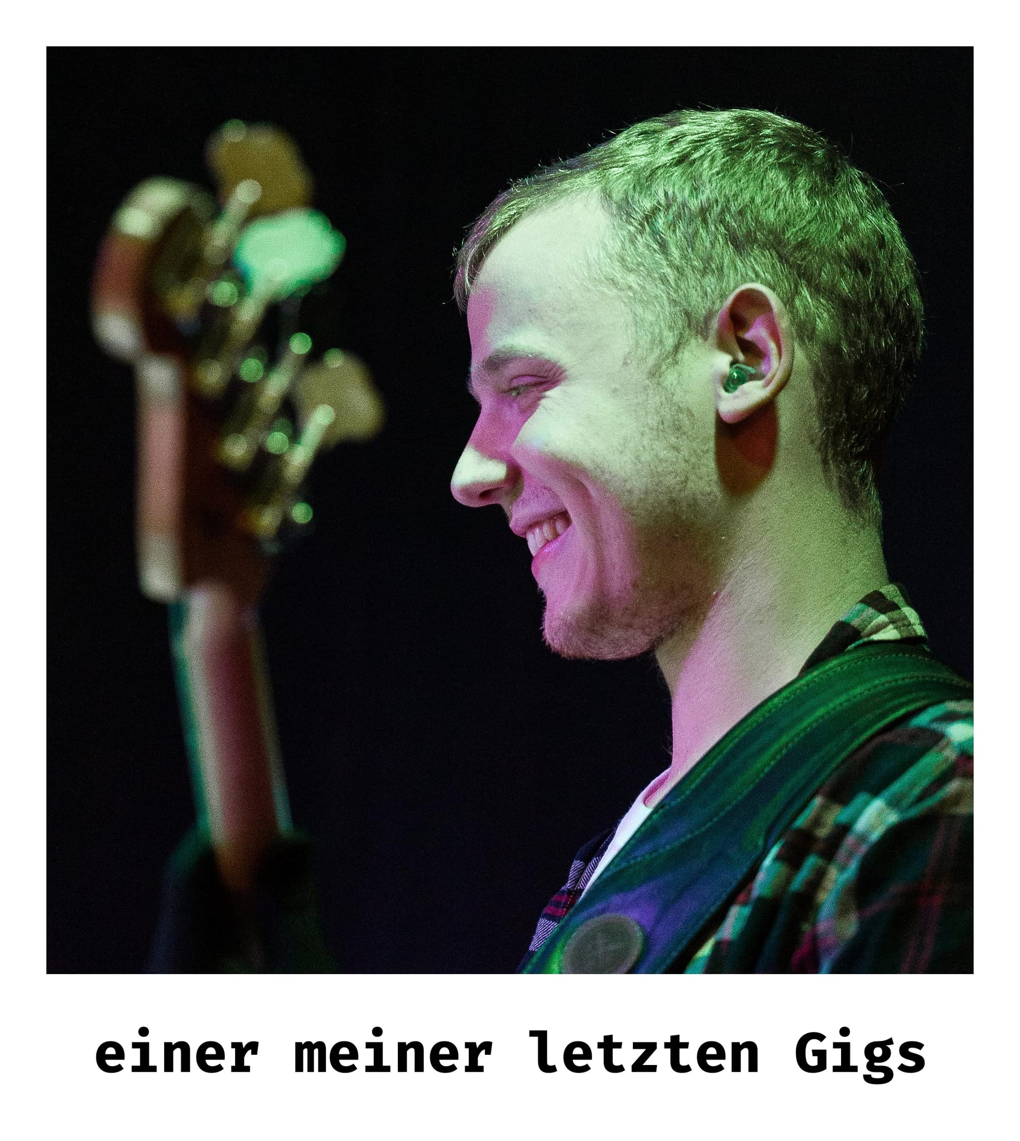 Weißer Mann spielt live E-Bass